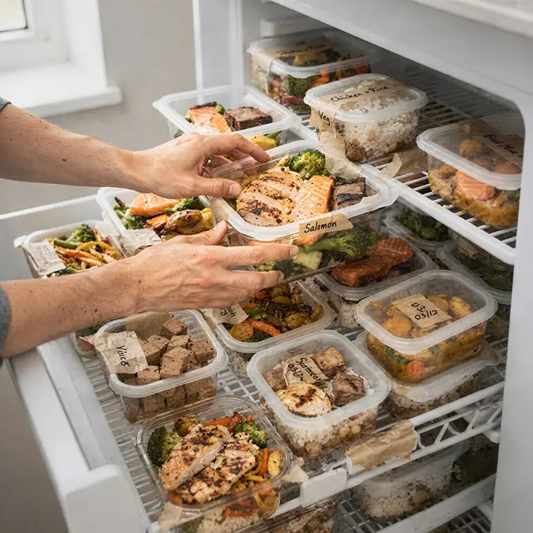 Freezer com refeições porcionadas e etiquetadas